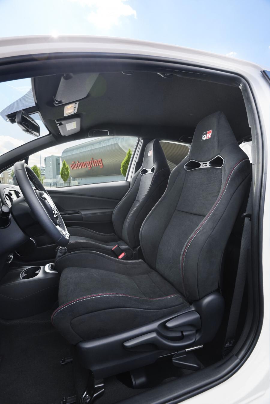 Интерьер Toyota Yaris GRMN 2017 года  (фото 34 из 51)